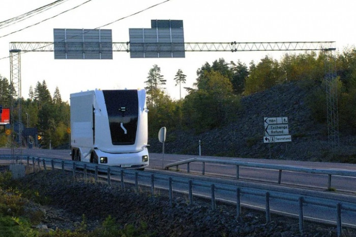 World’s first cabless autonomous truck crosses international border without driver