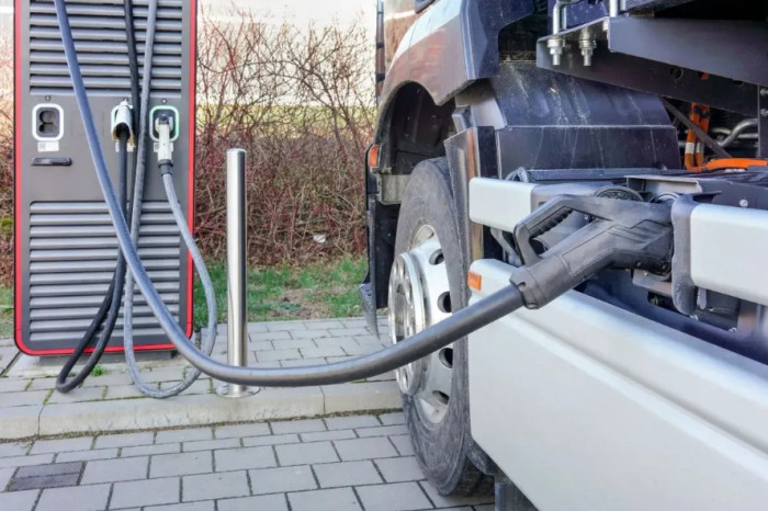 Europe faces 1,600-day race to 2030 goals: 20 times more e-trucks and €600bn grid upgrades needed