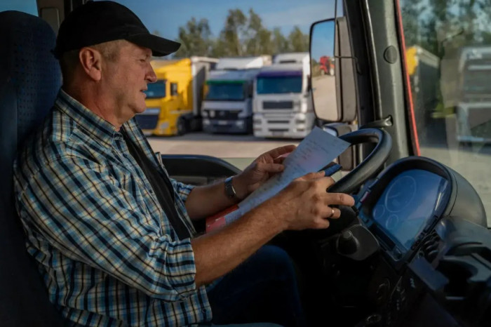 Age limit for driving heavy trucks: ban applies from 68th birthday