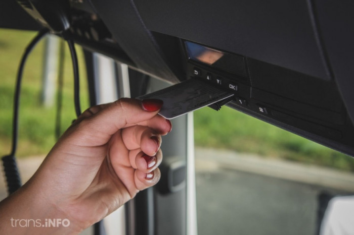 Driver’s card during weekly rest abroad: remove it or leave it in the tachograph?