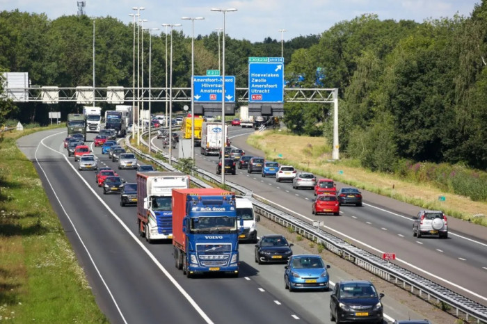 Europe’s 2025 truck market: sales fall, diesel’s 93% share tells the real story