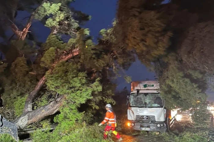 Storm Nils paralyses southern France. Red alerts and truck bans