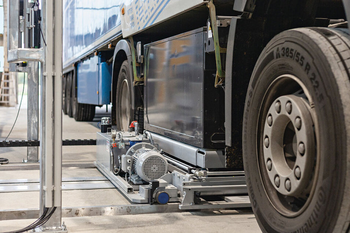 Battery swap in 5 minutes? New study tests the case for electric trucks